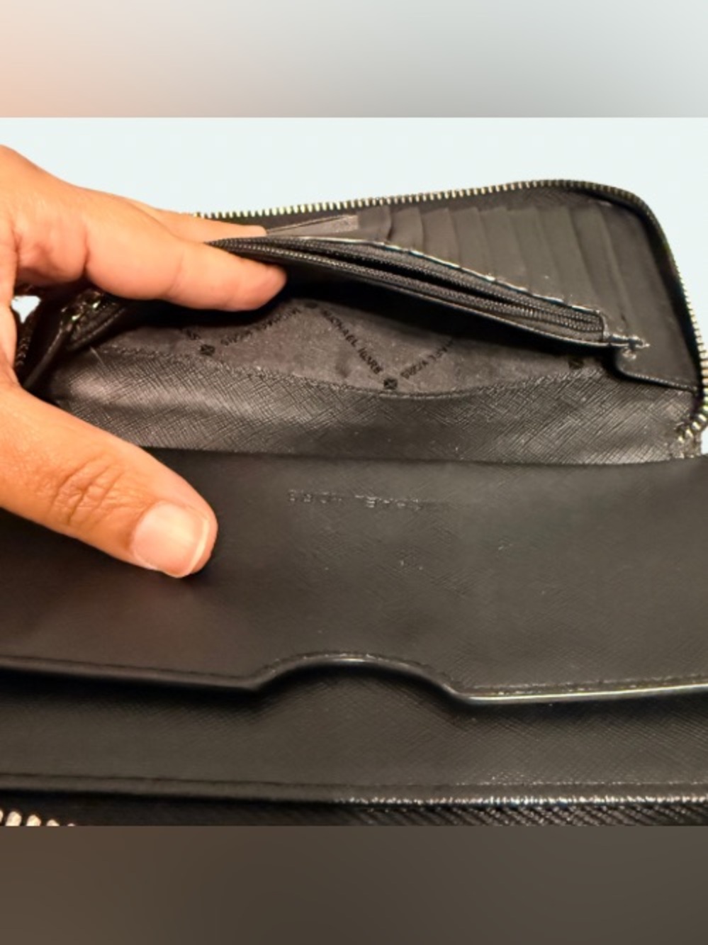 MICHAEL KORS Zip-Around Wristlet Wallet Black - Picture 5 of 6